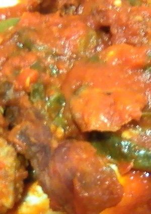 Una foto de Tomate con conejo y pimiento