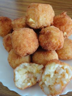 Una foto de Bolitas de arroz y gambas