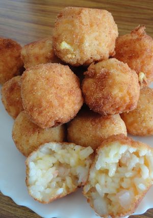 Una foto de Bolitas de arroz y gambas