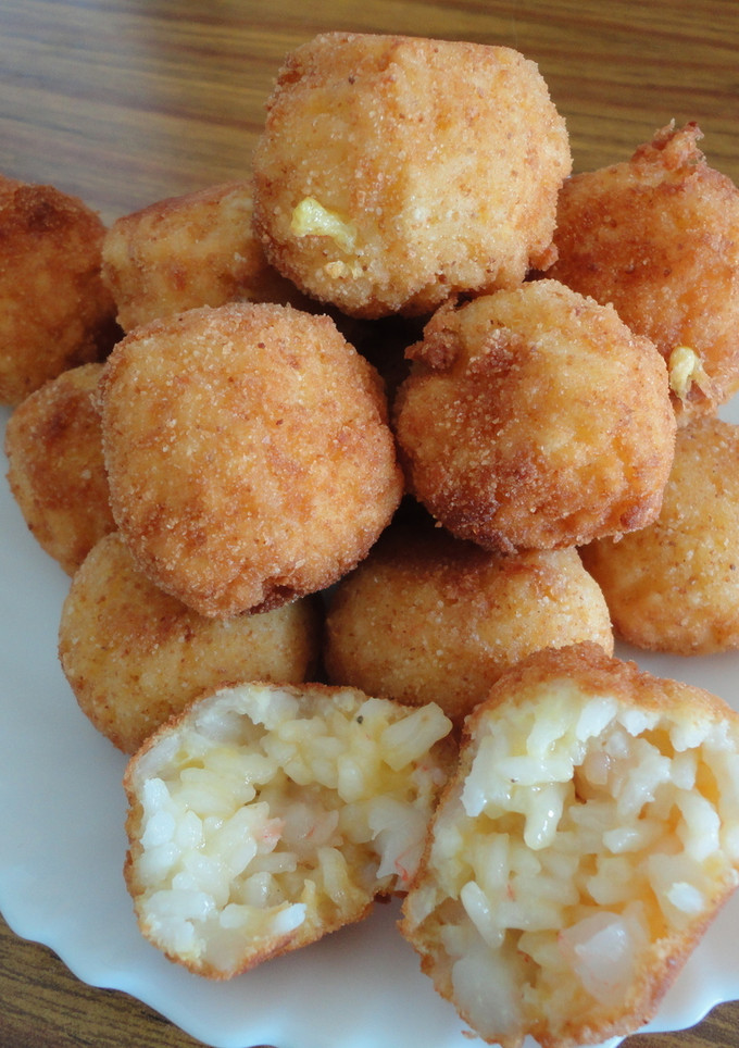 Una foto de Bolitas de arroz y gambas