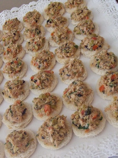 Una foto de Canapés de bacalao con nueces y albahaca