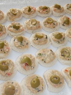 Una foto de Canapés de salmón con aceitunas y cilantro