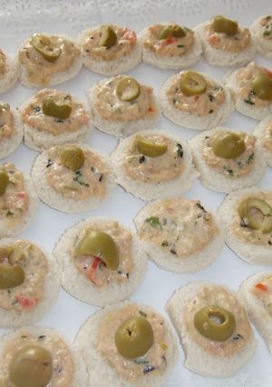 Una foto de Canapés de salmón con aceitunas y cilantro