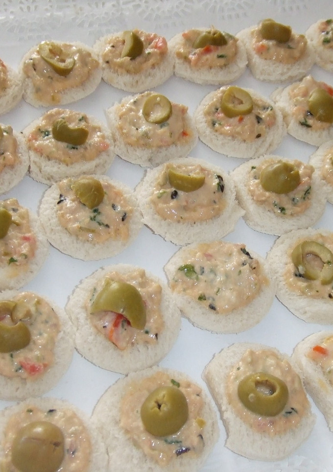 Una foto de Canapés de salmón con aceitunas y cilantro