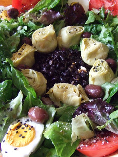 Una foto de Ensalada de fríjoles negros con alcachofas