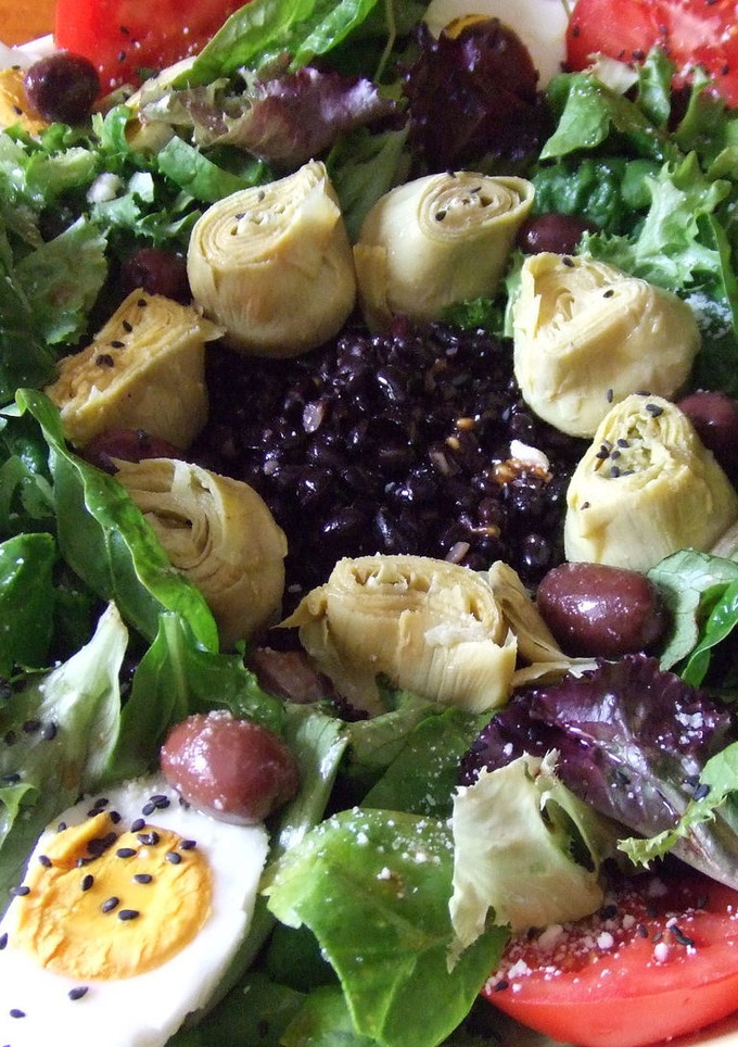 Una foto de Ensalada de fríjoles negros con alcachofas