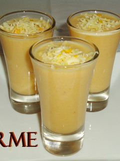Una foto de Chupitos de sopa de zanahoria y manzana