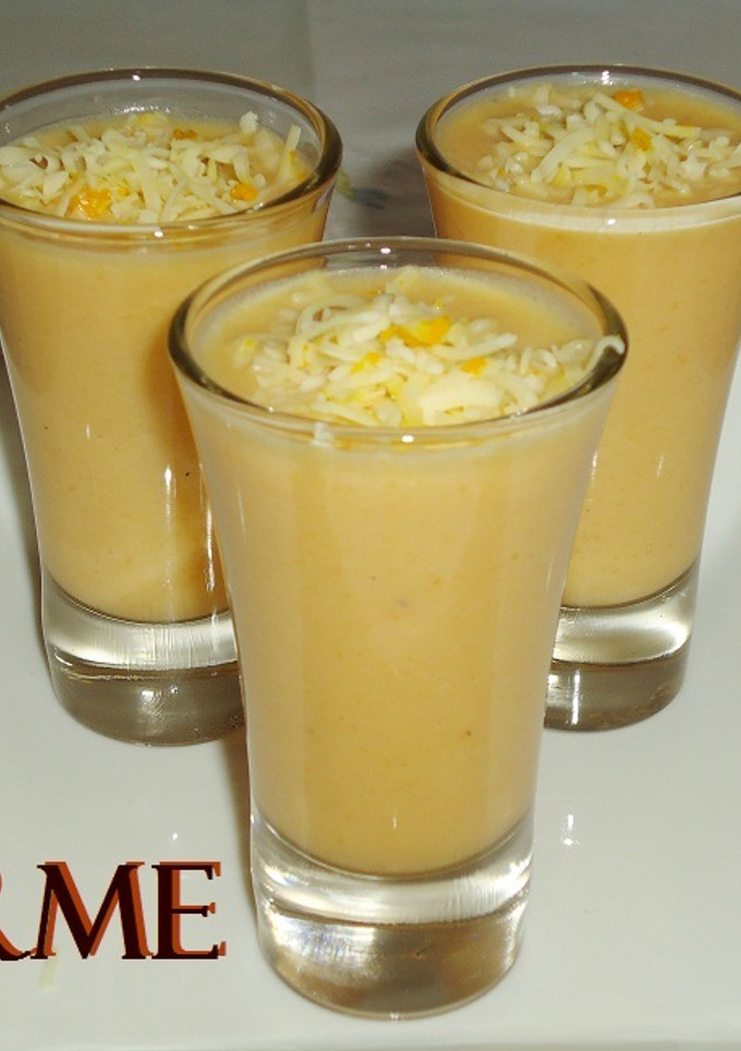 Una foto de Chupitos de sopa de zanahoria y manzana