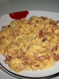 Una foto de Revuelto de huevos con jamón íberico y calabacines