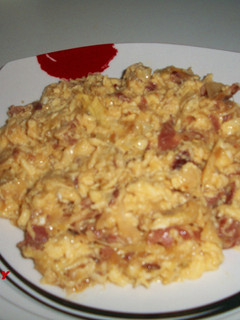 Una foto de Revuelto de huevos con jamón íberico y calabacines