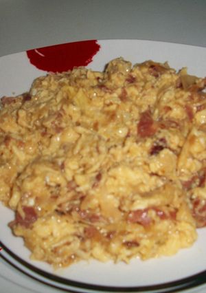 Una foto de Revuelto de huevos con jamón íberico y calabacines