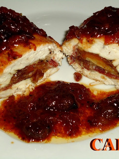 Una foto de Rollitos de pollo rellenos con jamón y dátiles