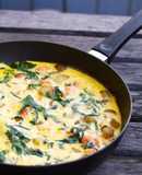 Omelette con verduras y crema