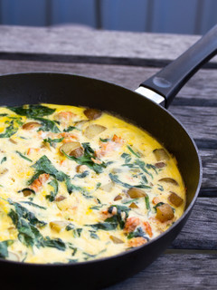 Una foto de Omelette con verduras y crema