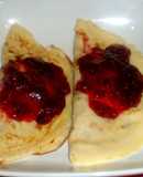Crepes rellenos de queso ricotta con salsas de agraz y de arándanos