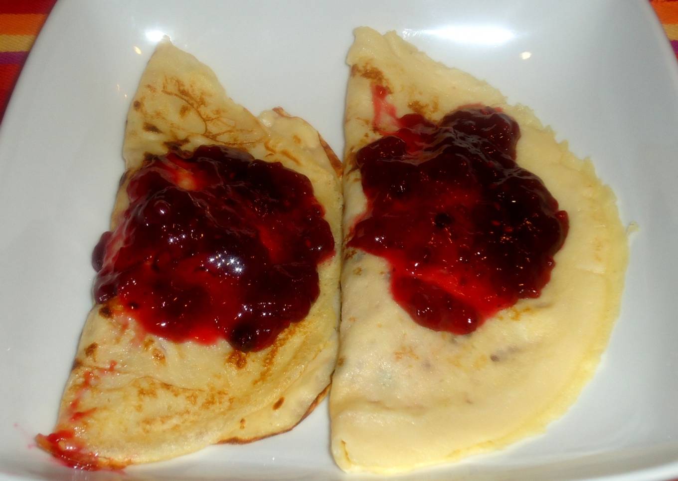 Crepes rellenos de queso ricotta con salsas de agraz y de arándanos