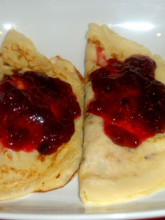 Una foto de Crepes rellenos de queso ricotta con salsas de agraz y de arándanos