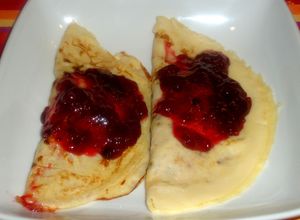 Una foto de Crepes rellenos de queso ricotta con salsas de agraz y de arándanos