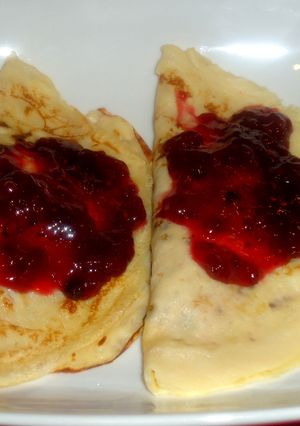 Una foto de Crepes rellenos de queso ricotta con salsas de agraz y de arándanos