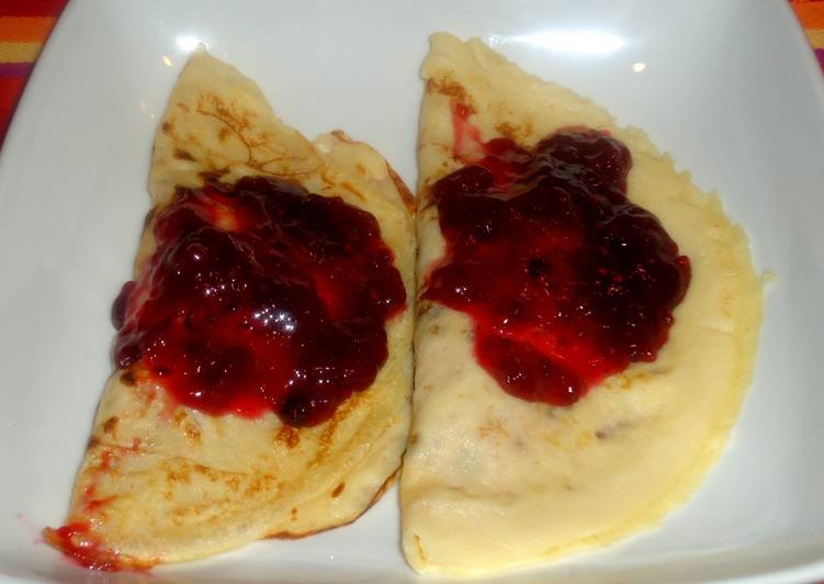 Crepes rellenos de queso ricotta con salsas de agraz y de arándanos