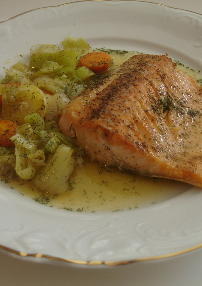 Una foto de Salmón con puerros