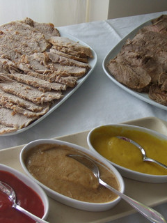 Una foto de Carnes frías con tres salsas