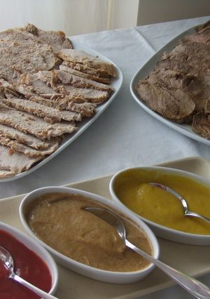 Una foto de Carnes frías con tres salsas