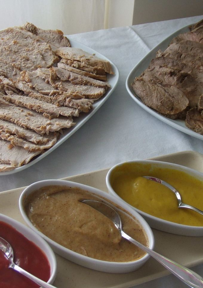 Una foto de Carnes frías con tres salsas