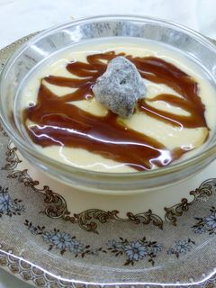 Una foto de Tarta helada de chocolate blanco con chocolate