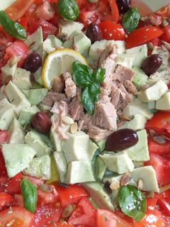 Una foto de Ensalada de tomates al orégano con aguacates y atún