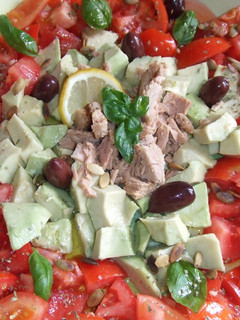 Foto principal de Ensalada de tomates al orégano con aguacates y atún