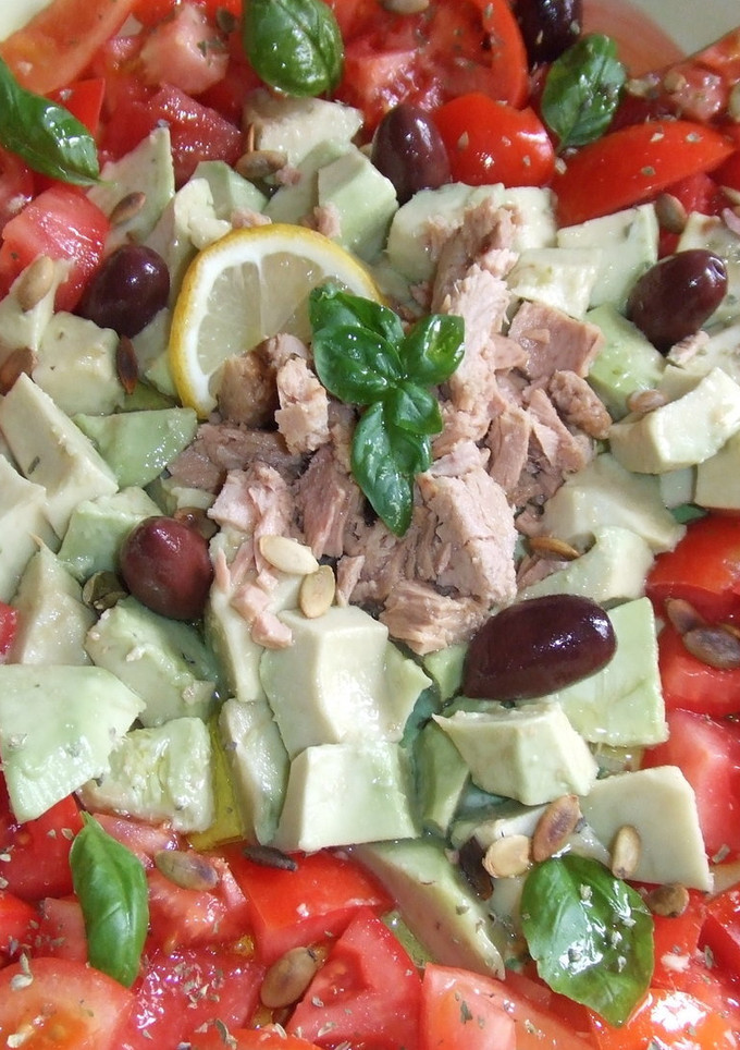 Una foto de Ensalada de tomates al orégano con aguacates y atún
