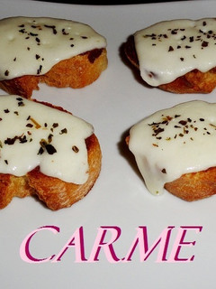 Una foto de Tostas gratinadas con queso y crema de dátil de Gastrobotanica