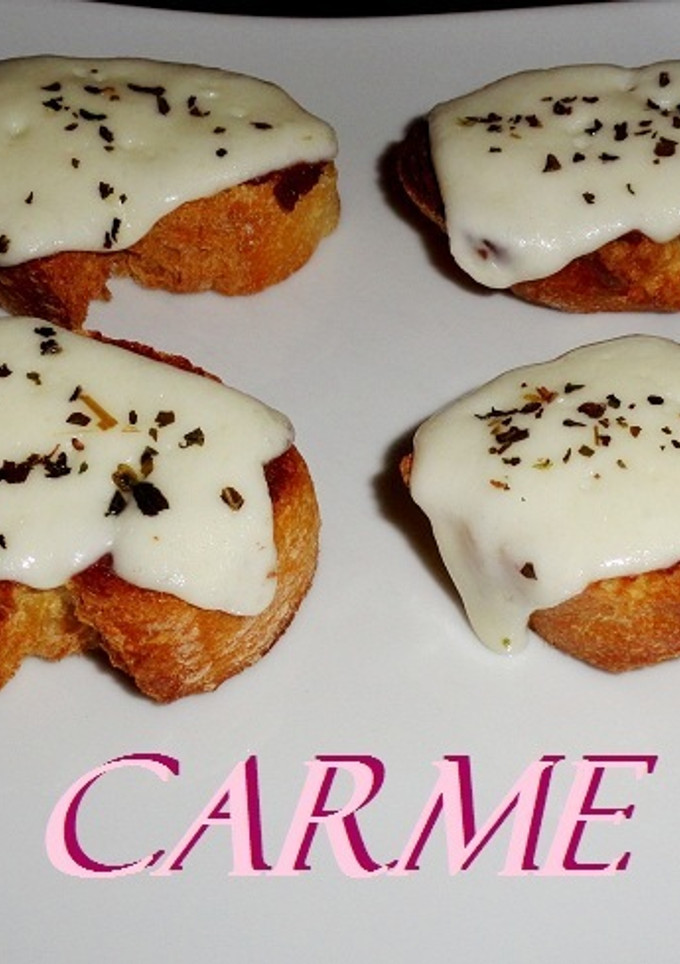 Una foto de Tostas gratinadas con queso y crema de dátil de Gastrobotanica