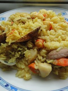 Una foto de Arroz con langostinos, almejas y vieiras