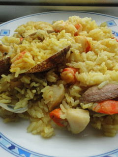 Una foto de Arroz con langostinos, almejas y vieiras