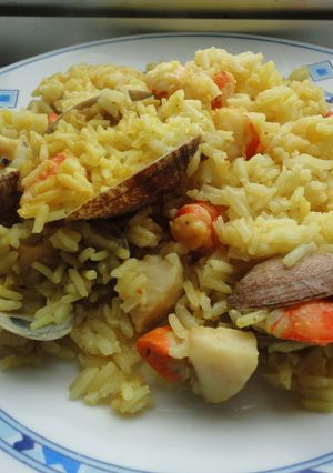 Una foto de Arroz con langostinos, almejas y vieiras
