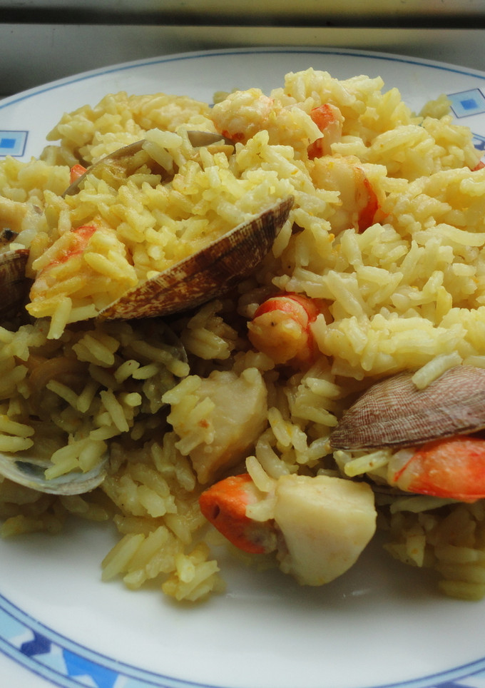 Una foto de Arroz con langostinos, almejas y vieiras