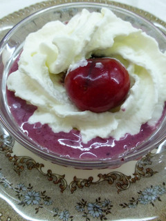 Una foto de Helado de cerezas con nata
