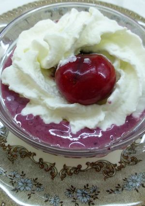 Una foto de Helado de cerezas con nata