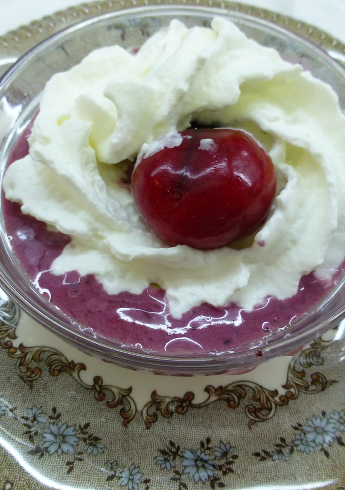Una foto de Helado de cerezas con nata