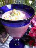 Batido de cerezas con fideos de colores