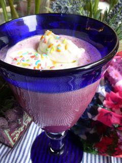 Una foto de Batido de cerezas con fideos de colores
