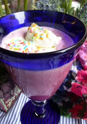 Una foto de Batido de cerezas con fideos de colores