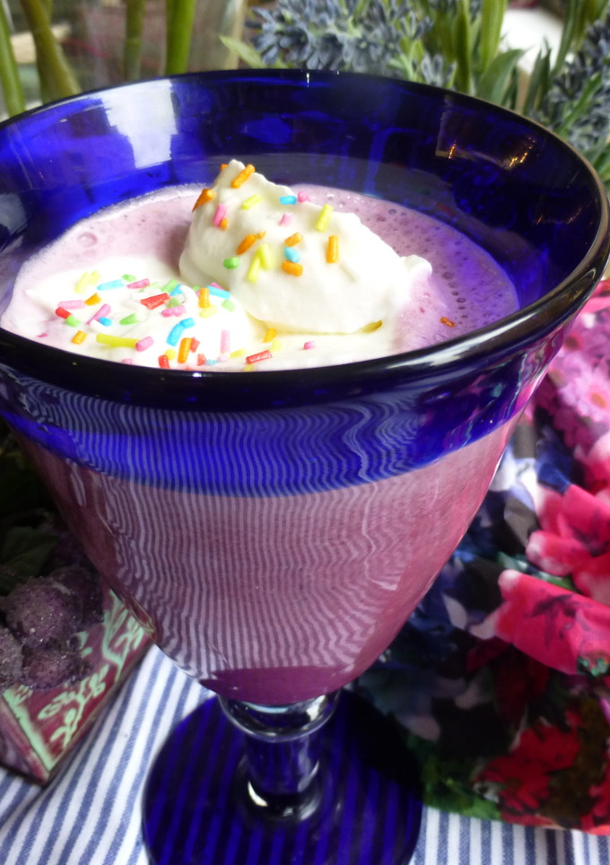 Una foto de Batido de cerezas con fideos de colores