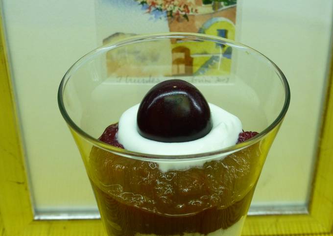 Foto principal de Copa de compota de frutas con yogur
