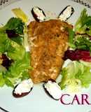 Salmón con crujiente de almendras, dátiles rellenos y ensalada