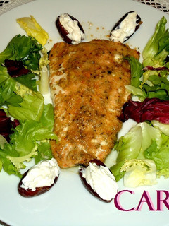 Una foto de Salmón con crujiente de almendras, dátiles rellenos y ensalada