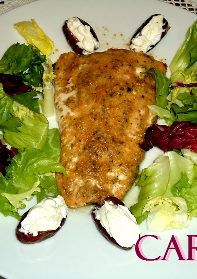 Una foto de Salmón con crujiente de almendras, dátiles rellenos y ensalada