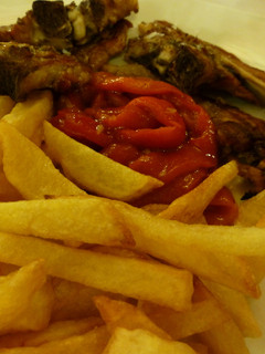 Una foto de Chuletas de cordero y patatas fritas